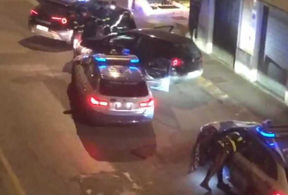 La Golf nera inseguita e le pattuglie della polizia stradale di Livorno