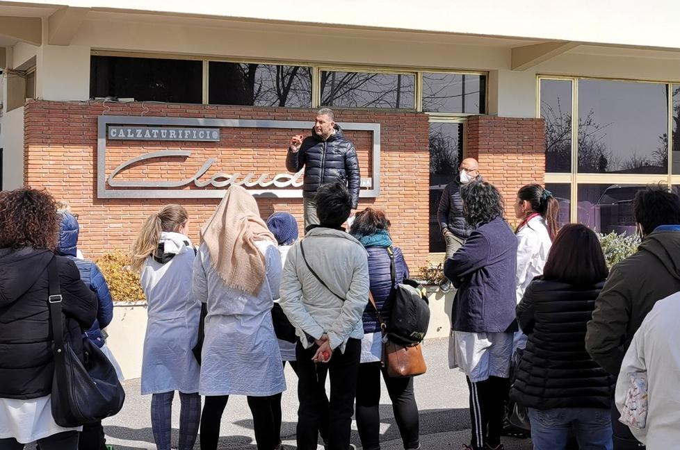 Un momento della protesta dei colleghi della donna offesa dentro l'azienda