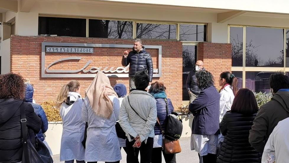 Un momento della protesta dei colleghi della donna offesa dentro l'azienda