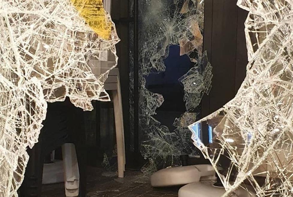 I danni di uno dei furti con spaccata compiuto ad Aulla nei primi mesi del 2021