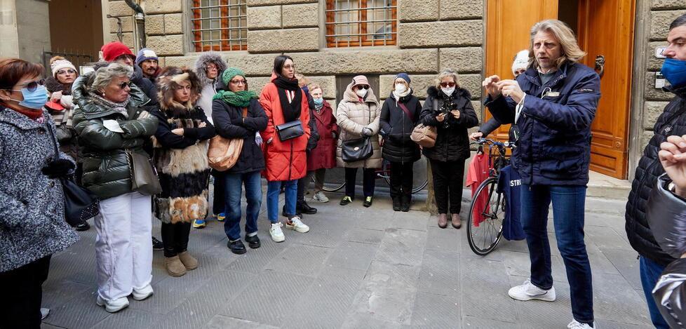 La protesta della quarantina di dipendenti di Aquatempra lunedì mattina davanti al Comune in via del Papa