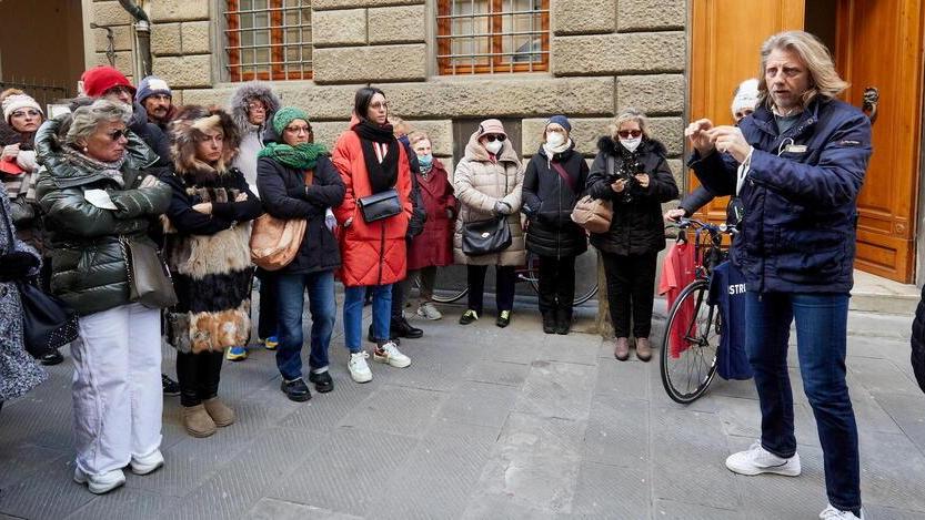 La protesta della quarantina di dipendenti di Aquatempra lunedì mattina davanti al Comune in via del Papa