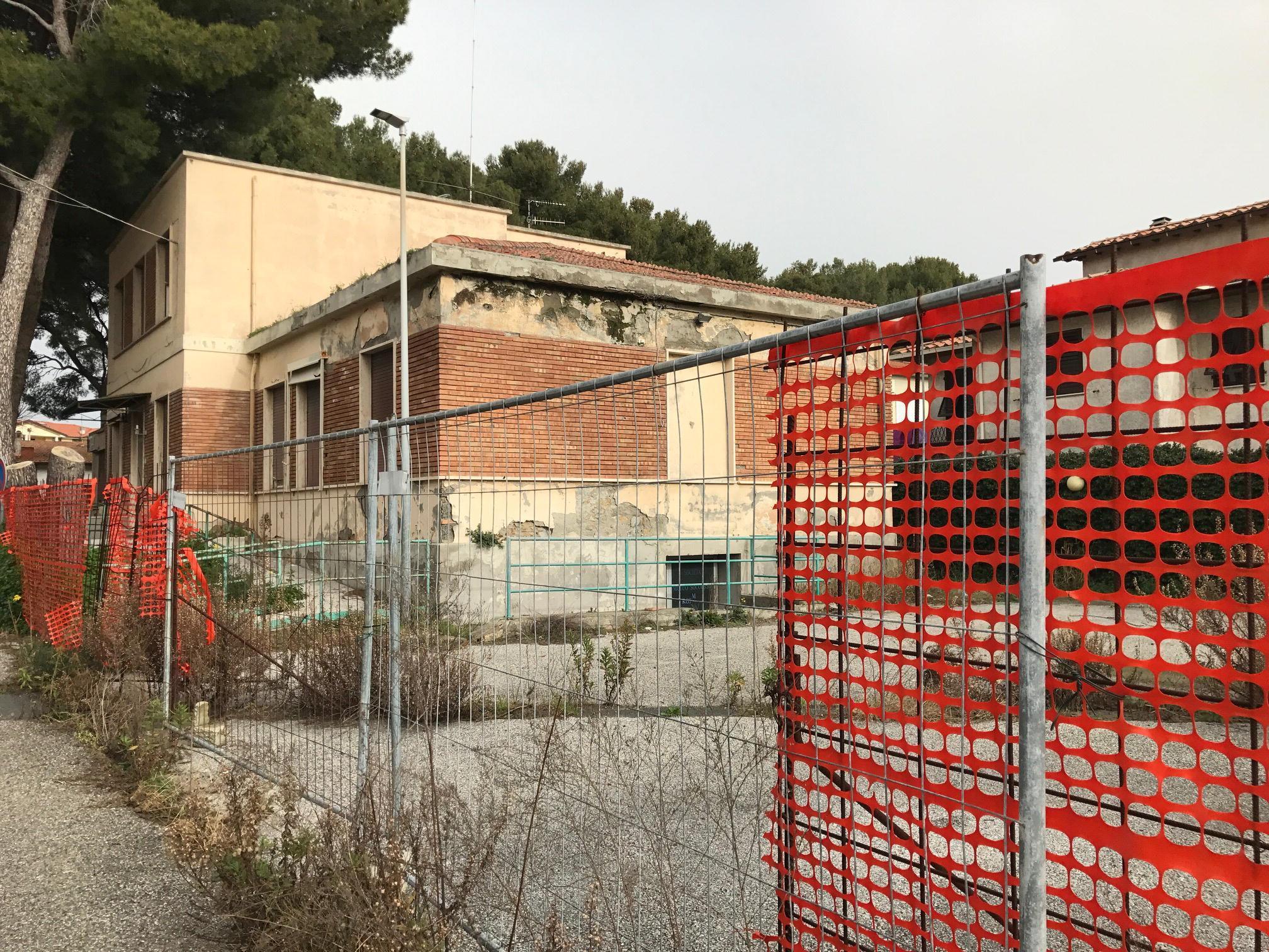 L'area dell'ex Dispensario avvolta nell'abbandono