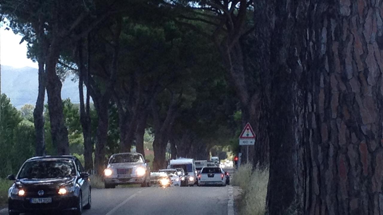 Auto in coda all’altezza del semaforo di San Giovanni, dove è in programma la costruzione di una rotatoria