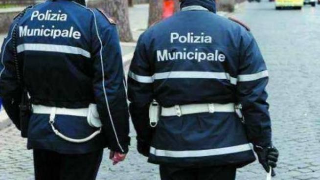 Anziana sola in casa cade e non riesce a rialzarsi: salvata dalla polizia locale