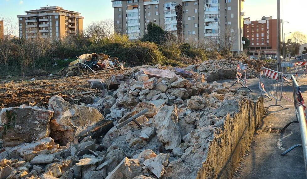 Il muro demolito in via dell’Ambrogiana (Foto Daniele Stefanini/Silvi)