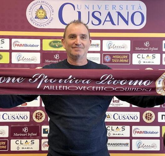 Il nuovo allenatore Giuseppe Angelini durante la presentazione (foto Masini-Silvi)
