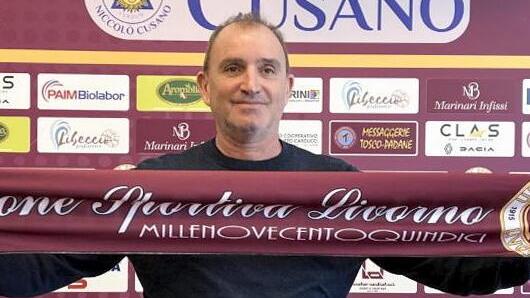 Il nuovo allenatore Giuseppe Angelini durante la presentazione (foto Masini-Silvi)