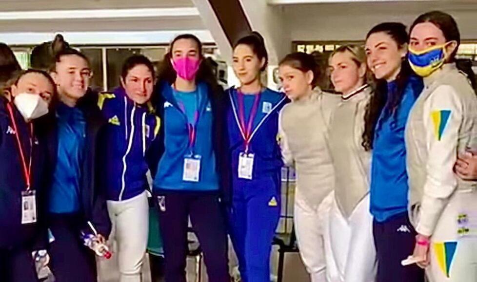 L’abbraccio a Novi Sad tra atlete italiane ed ucraine, Irene Bertini è la penultima a destra (foto tratta da un filmato della Federazione italiana scherma)