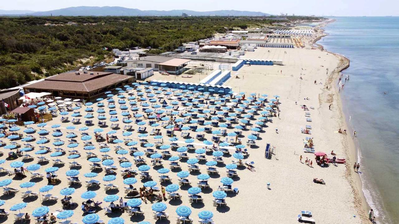 Grosseto, la rabbia dei balneari in piazza: si organizzano pullman per Roma