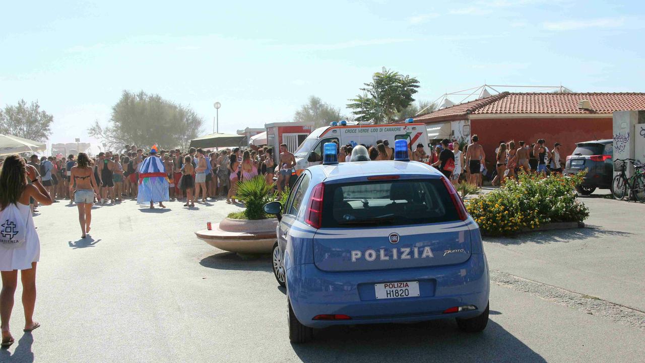 Viareggio, entra nel bar in Passeggiata e ruba lo stipendio alla cameriera: 34enne nei guai