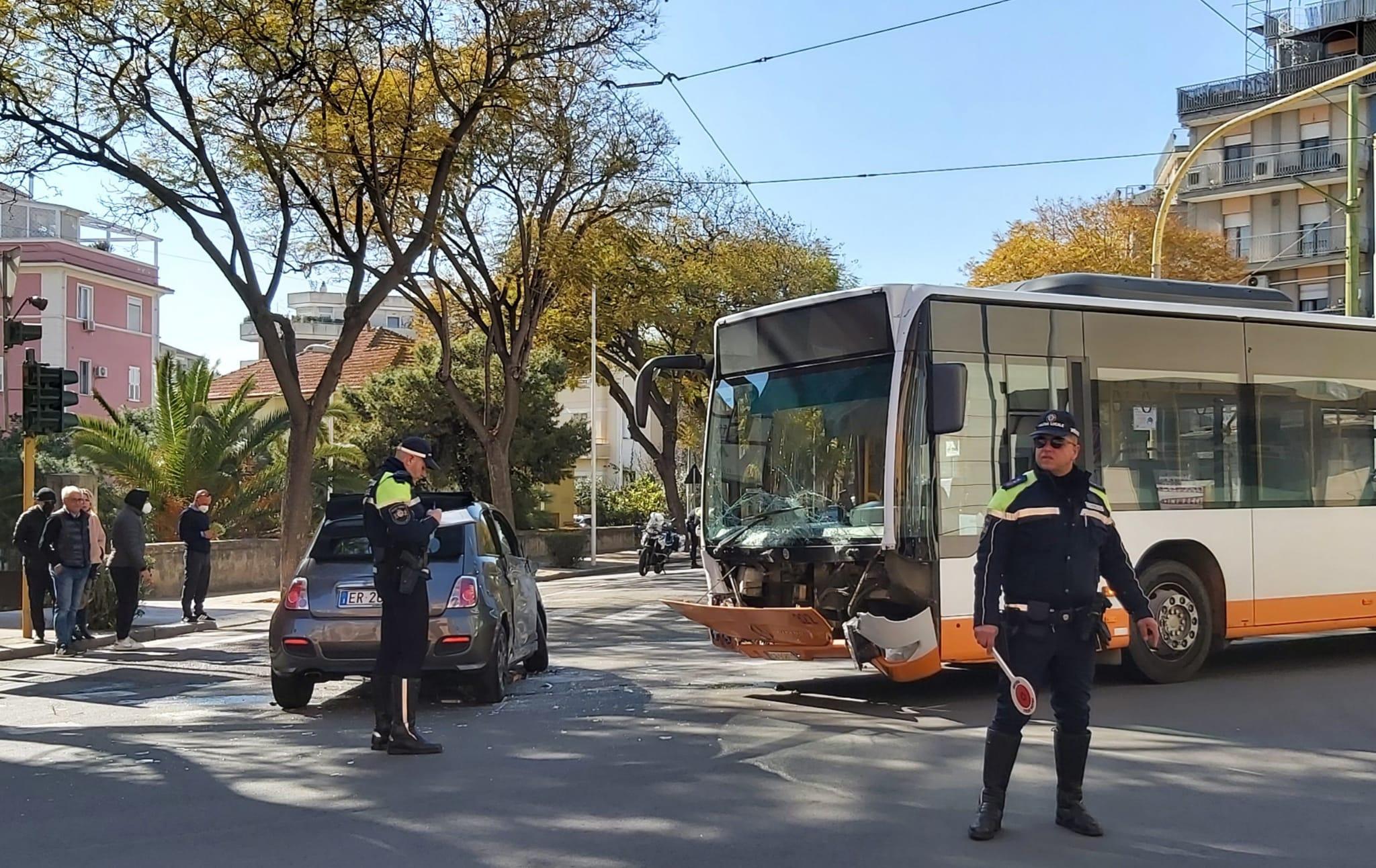 Scontro auto-bus a Cagliari: grave un 31enne