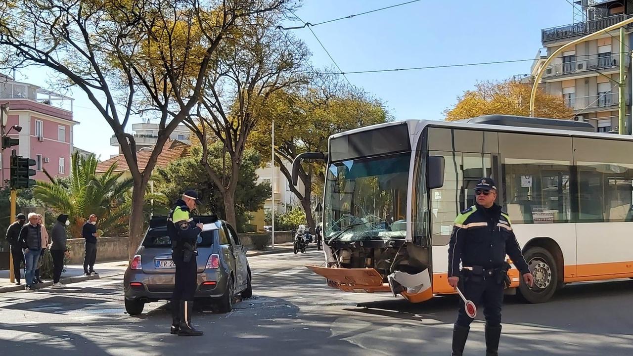 Scontro auto-bus a Cagliari: grave un 31enne