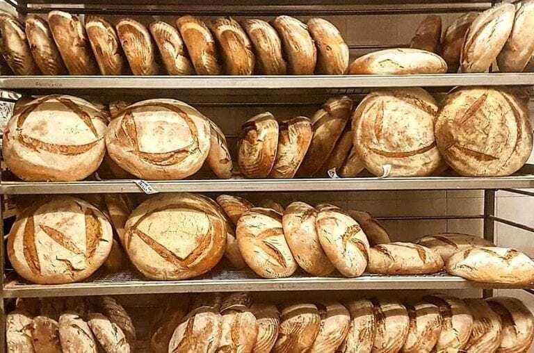 Un bancone con una bella esposizione di pane: è allarme per il rincaro dei prezzi