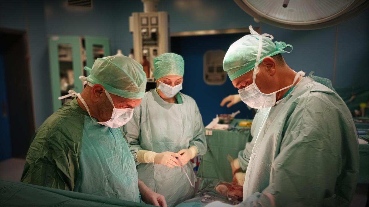 Un momento del delicato intervento a cui è stata sottoposta la paziente oncologica