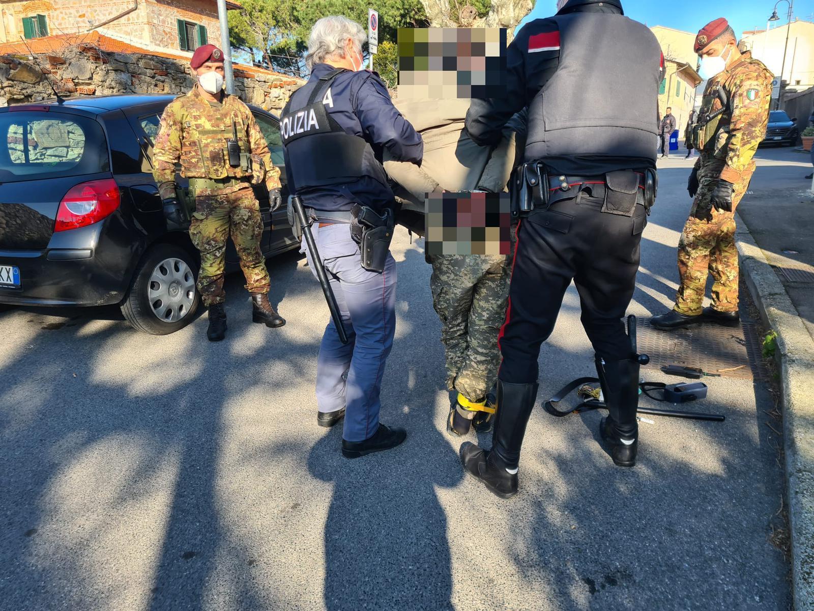 La polizia e i militari mentre immobilizzano l'uomo (foto Daniele Stefanini/Silvi)