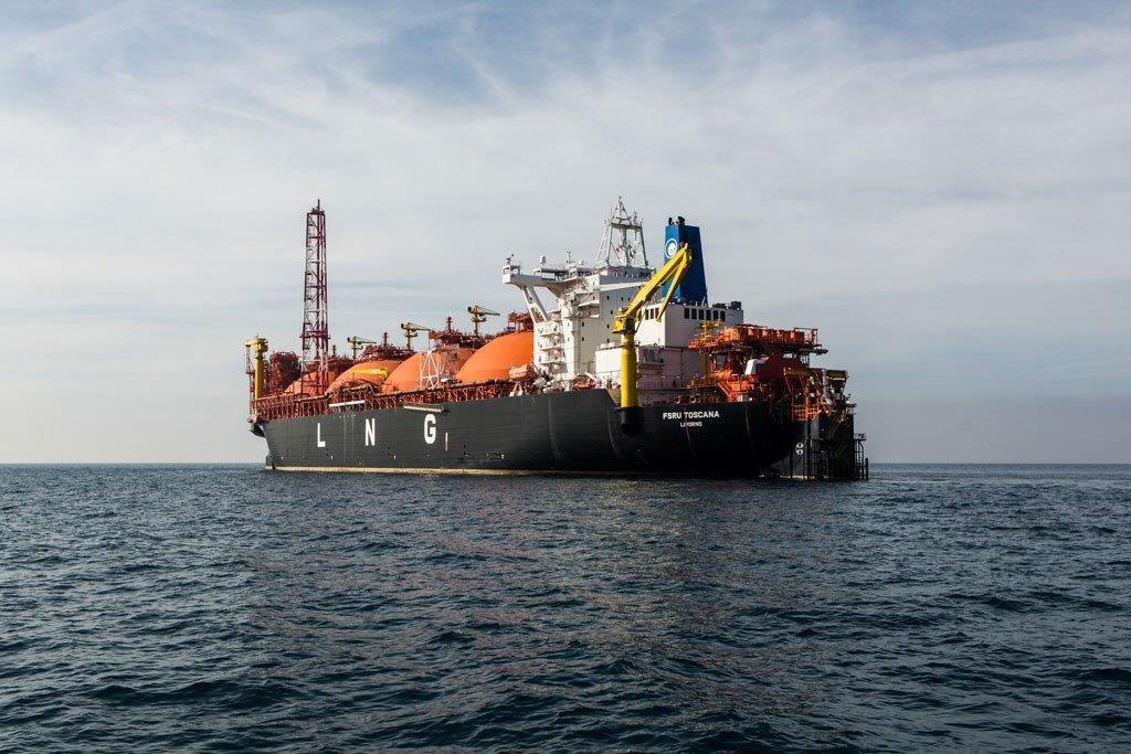 Il rigassificatore Olt al largo di Livorno