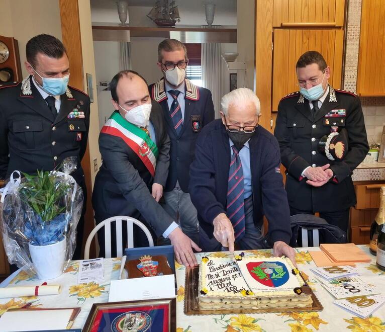 Dante Nesi mentre taglia la torta. Accanto: il sindaco e il comandante provinciale dei carabinieri