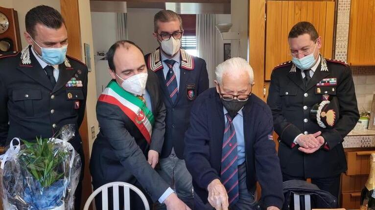 Dante Nesi mentre taglia la torta. Accanto: il sindaco e il comandante provinciale dei carabinieri