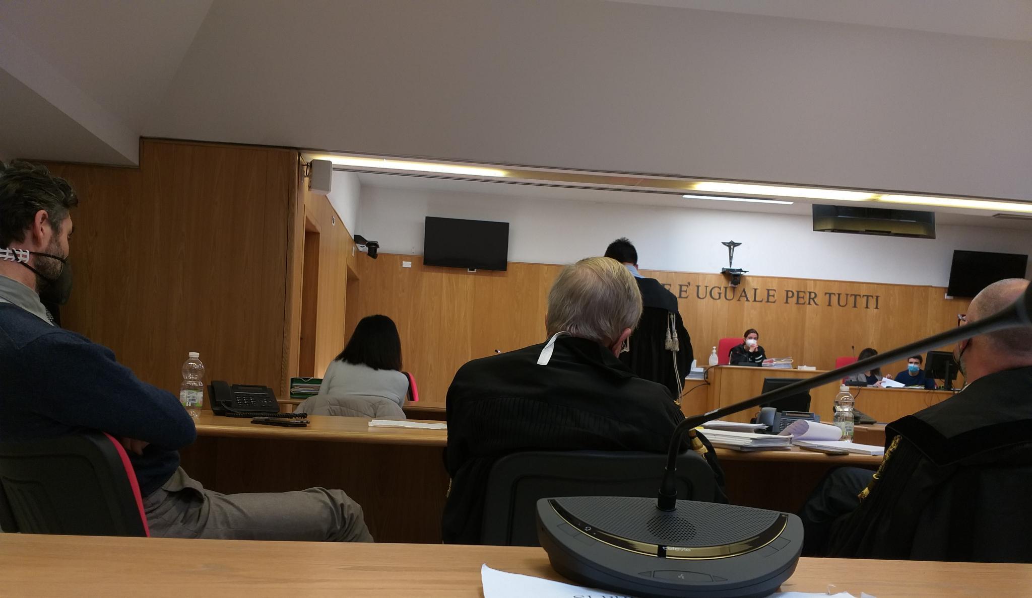 Un momento dell'udienza con a sinistra, di spalle,  il sindaco Matteo BIffoni