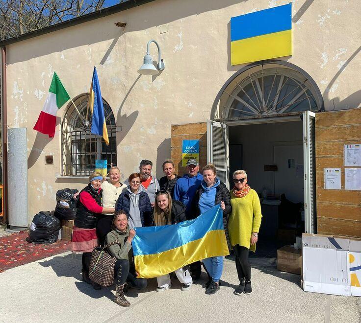 Volontari italiani e ucraini al centro di raccolta (foto Michele Nannini)