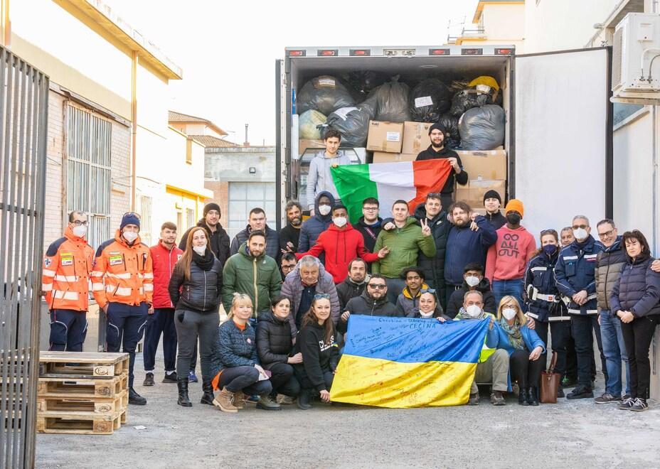 Il gruppo dei volontari che hanno partecipato attivamente alla raccolta dei beni e alla preparazione dei camion