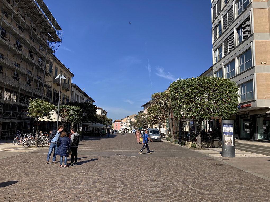 Corso Matteotti a Cecina, il salotto del commercio  (Foto Michele Falorni)