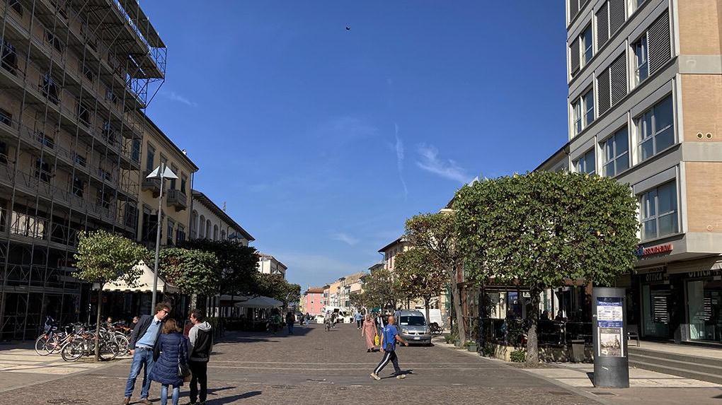 Corso Matteotti a Cecina, il salotto del commercio (Foto Michele Falorni)