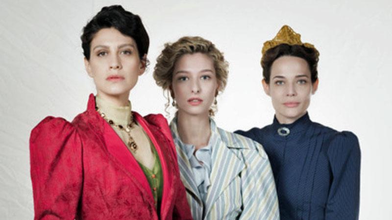 Da sinistra Giulia Bevilacqua, Dharma Mangia Woods e Laura Chiatti protagoniste della fiction “Più forti del destino”