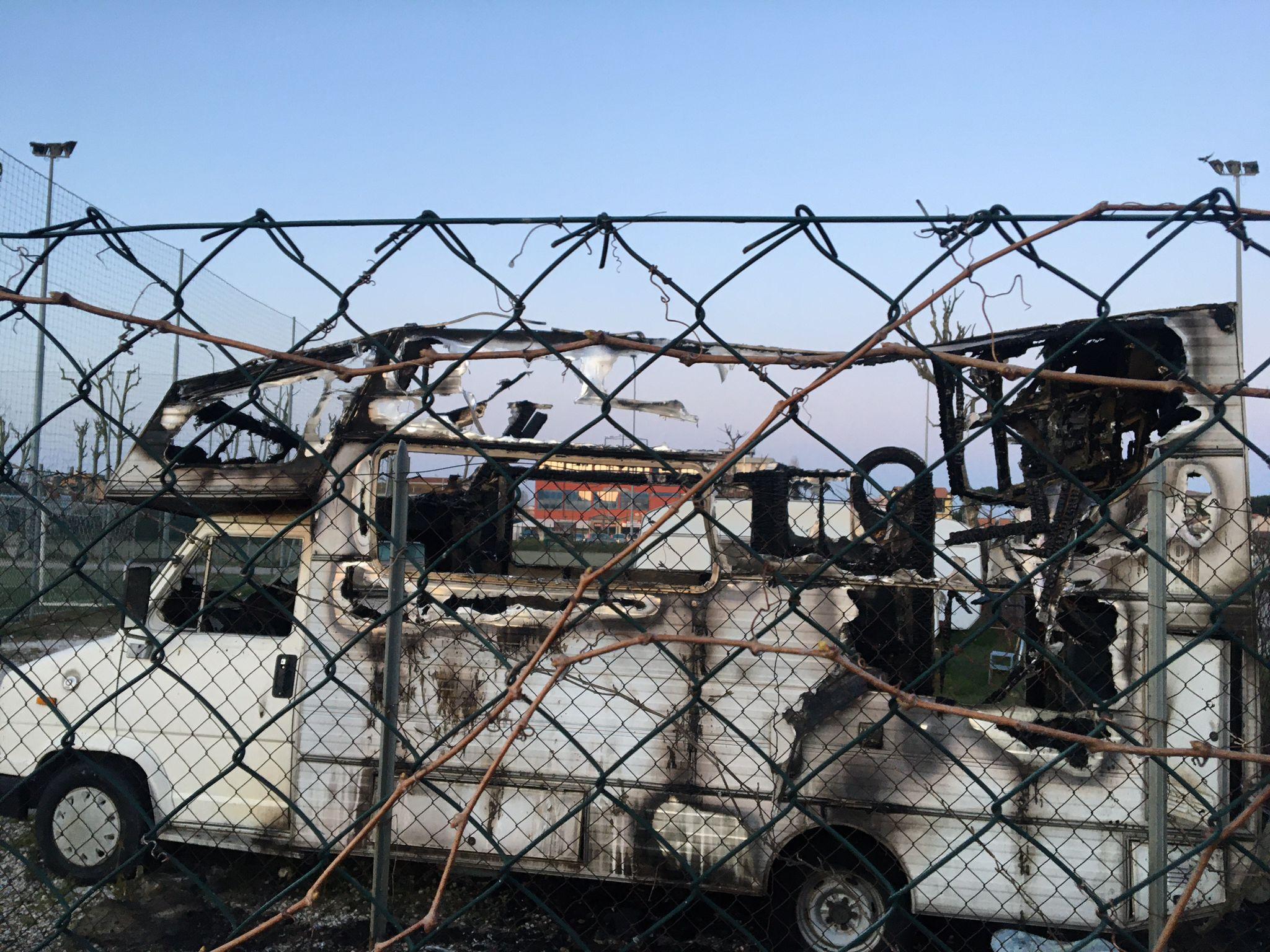 Viareggio, camper in fiamme nella notte: in salvo i tre occupanti 