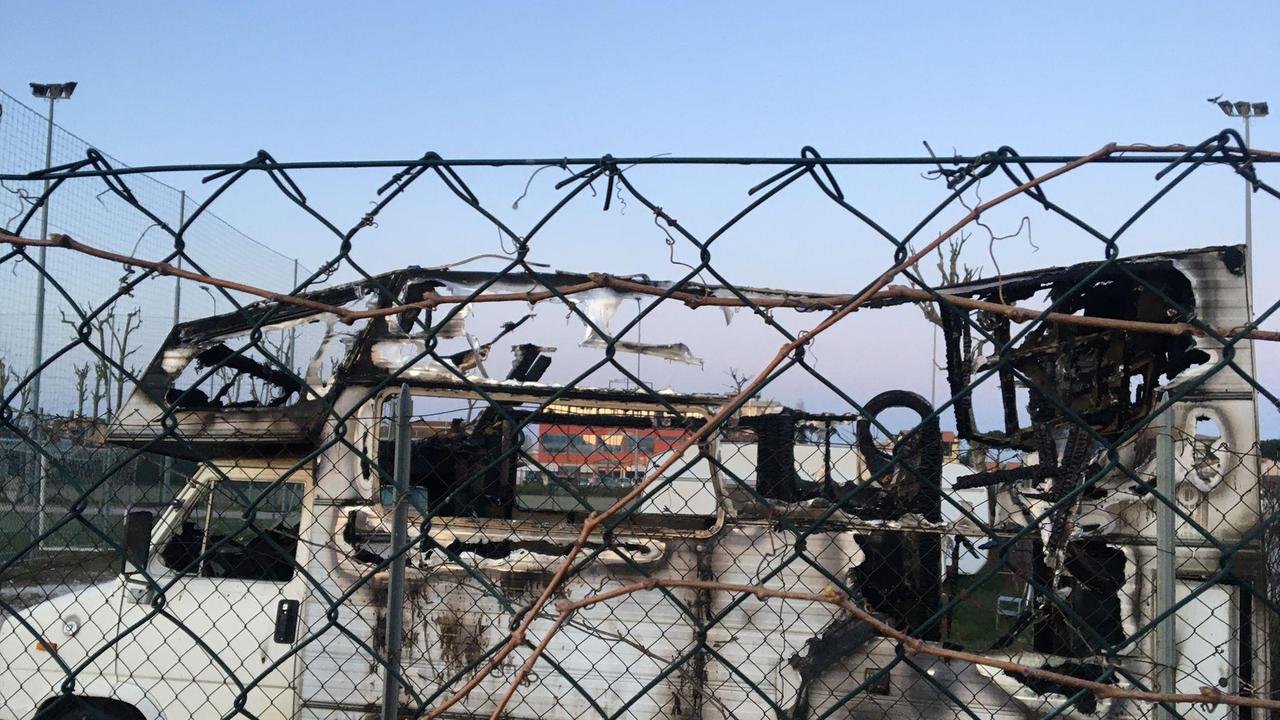 Viareggio, camper in fiamme nella notte: in salvo i tre occupanti