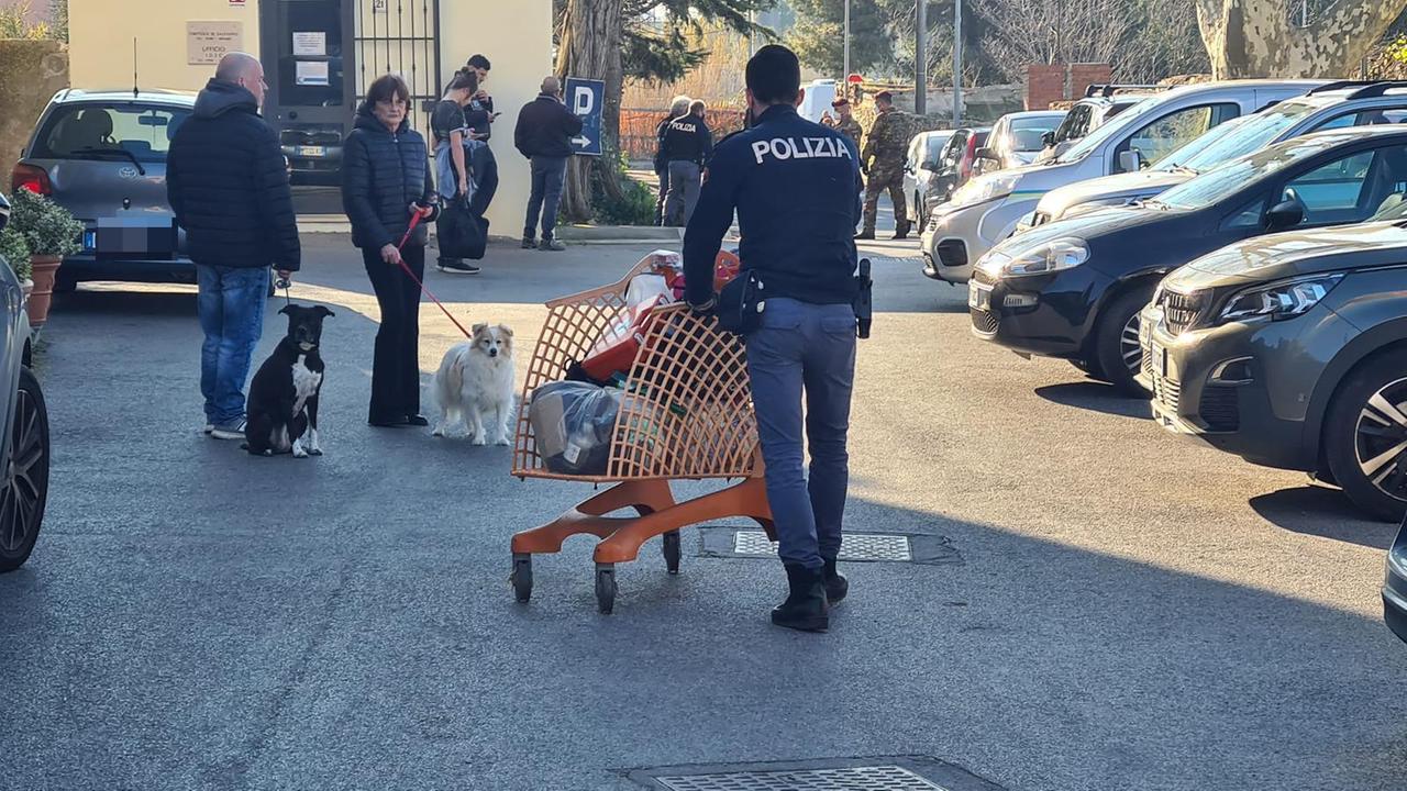 La polizia sul posto (foto Stefanini/Silvi)