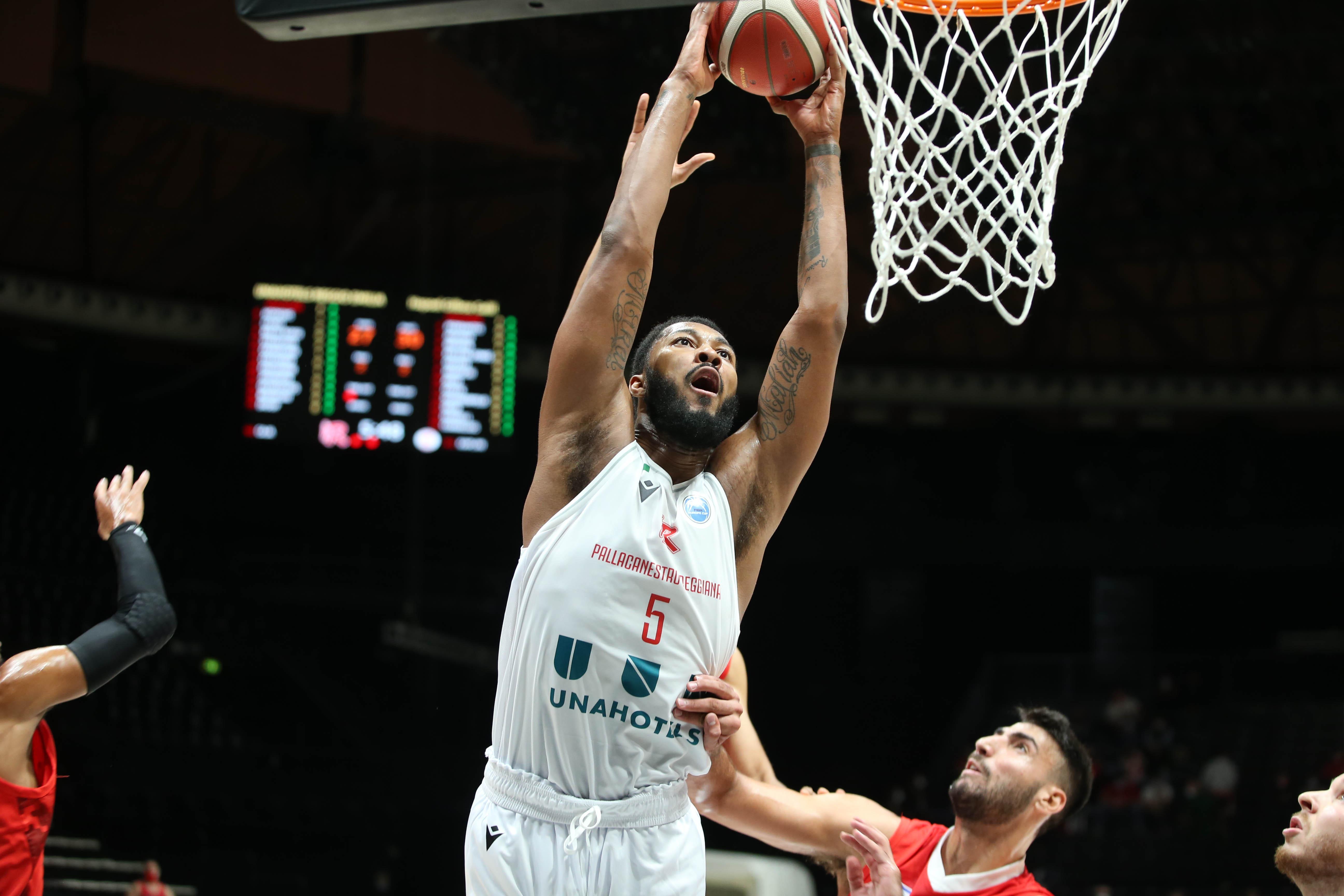 Mikael Hopkins a canestro