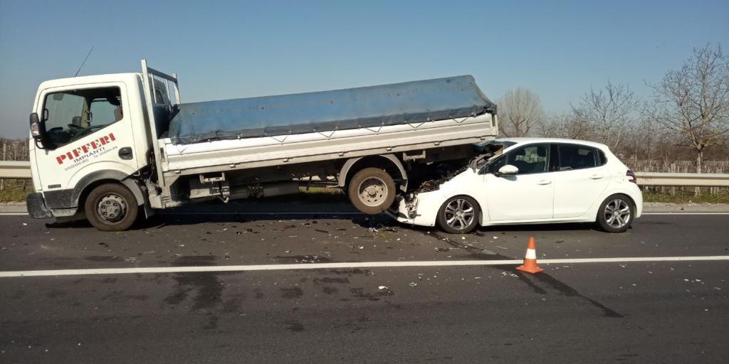 Maranello.  Auto tampona furgone sulla Pedemontana: paura, ma nessun ferito