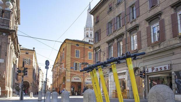 «Danni ai monopattini Modena è la città più colpita dai vandali»
