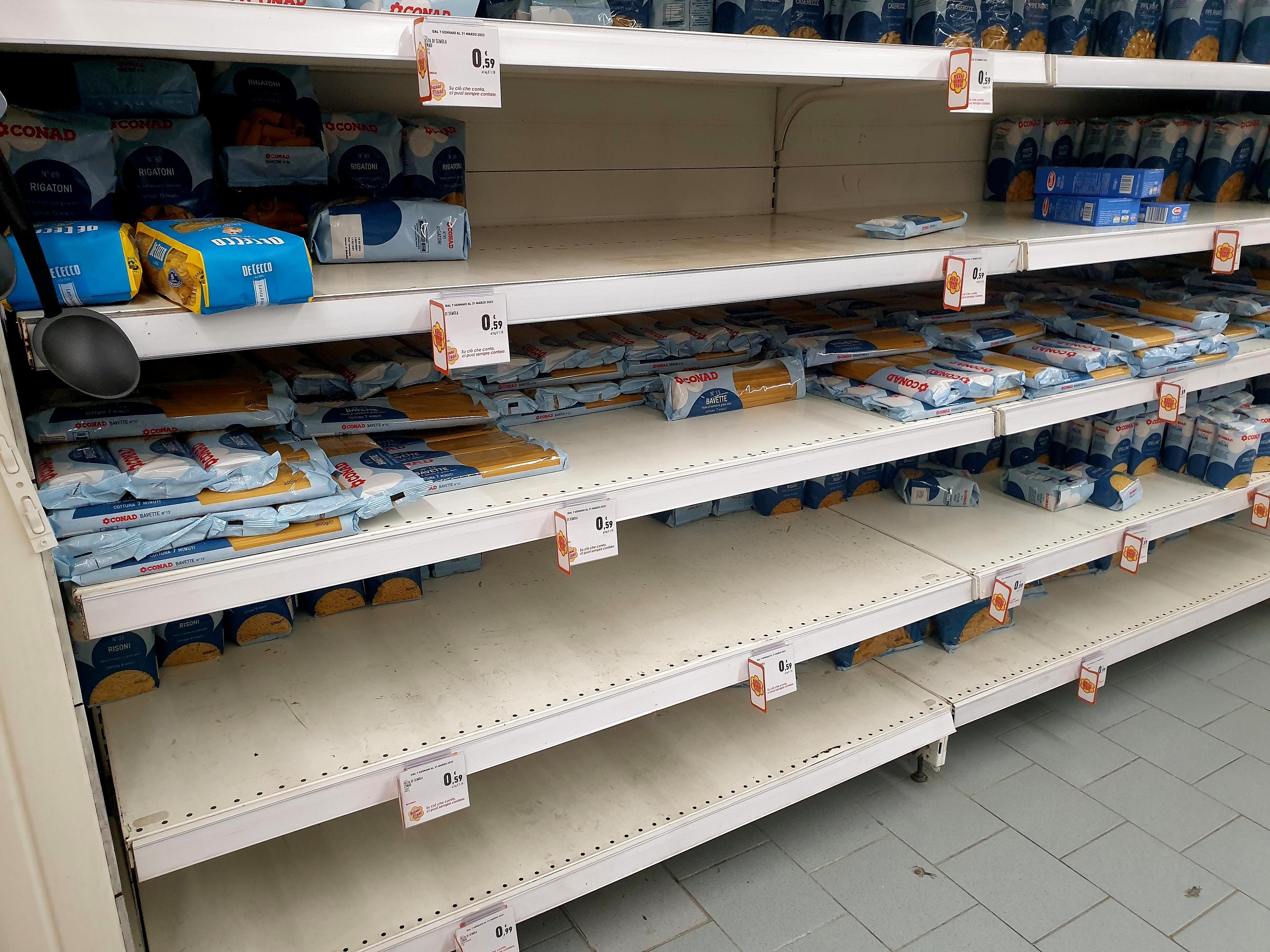 La paura corre in chat: in Sardegna è assalto ai supermarket