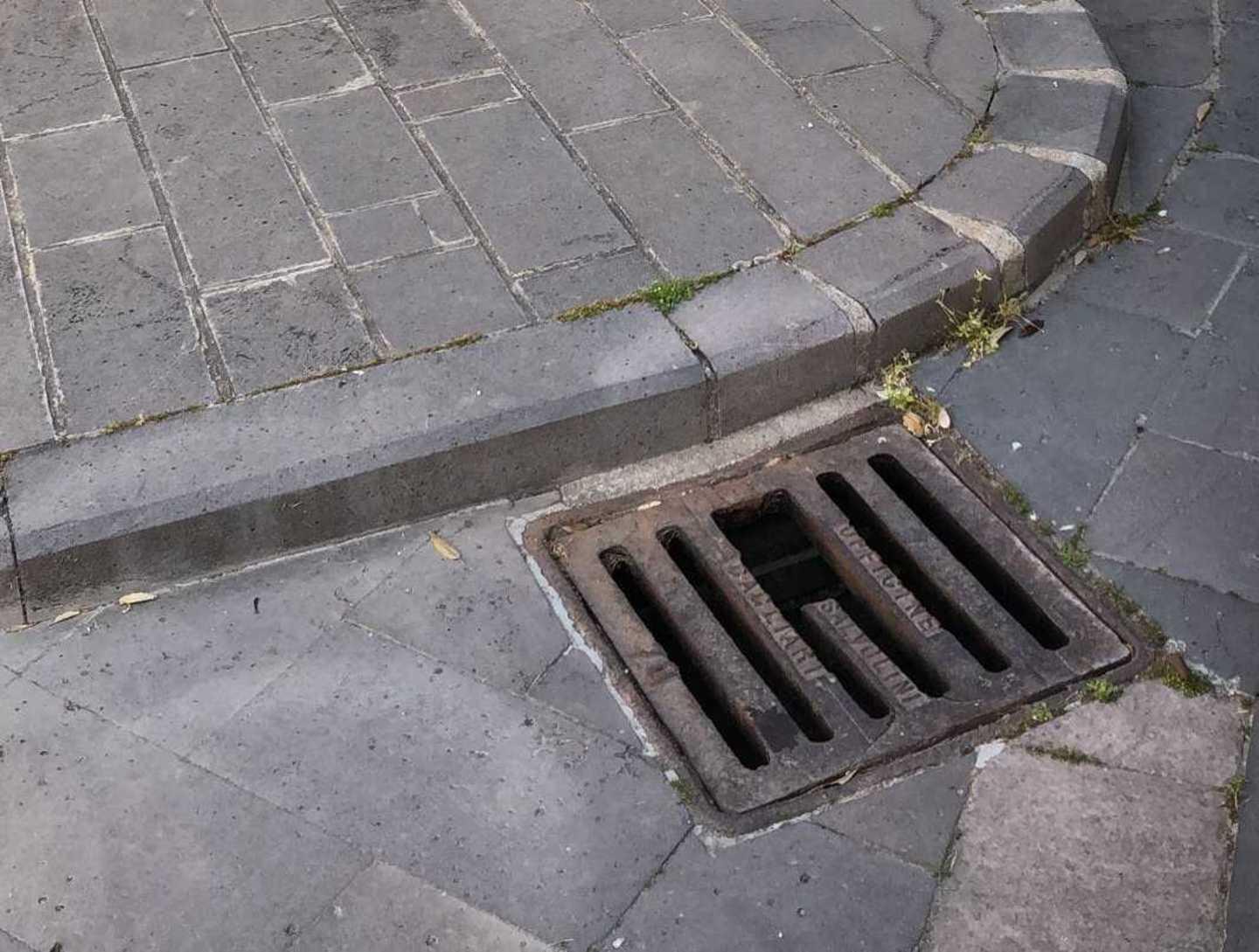 Tombino pericoloso per i bimbi davanti all’ingresso dell’asilo