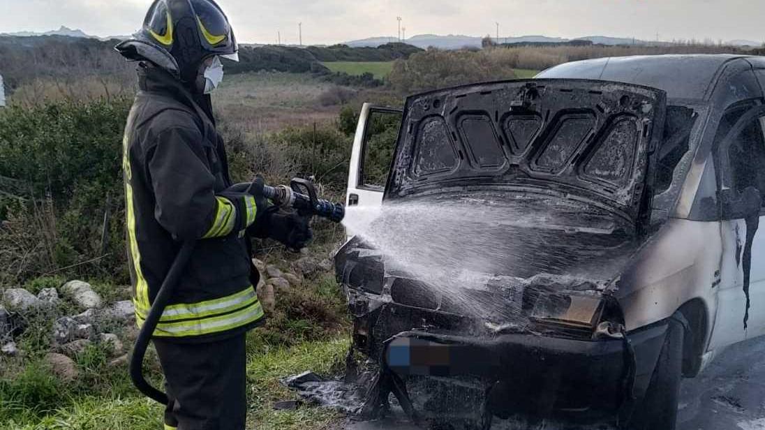 Furgoncino a fuoco a Santa Teresa
