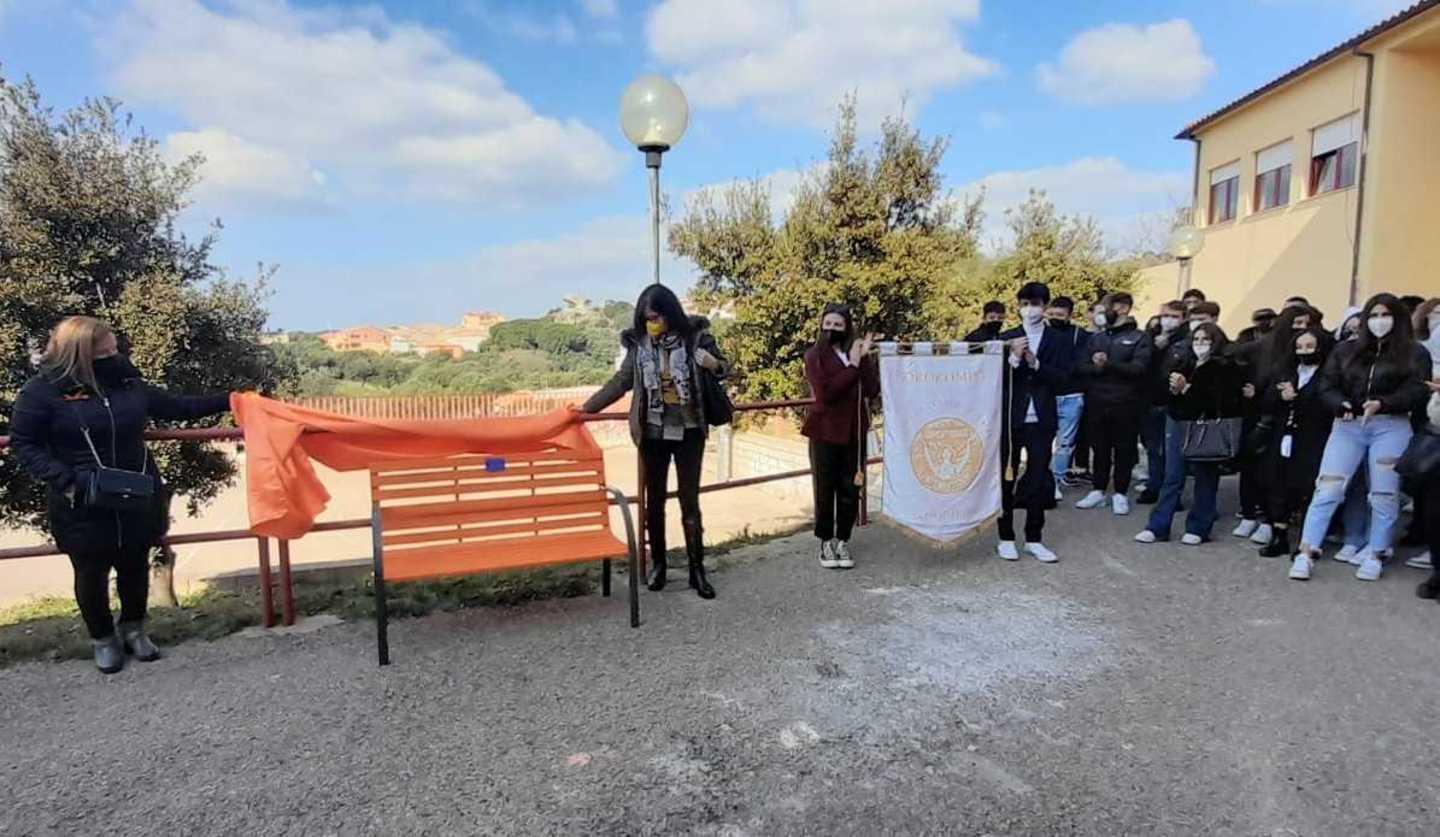 Anche il liceo di Arzachena ha la sua panchina arancione
