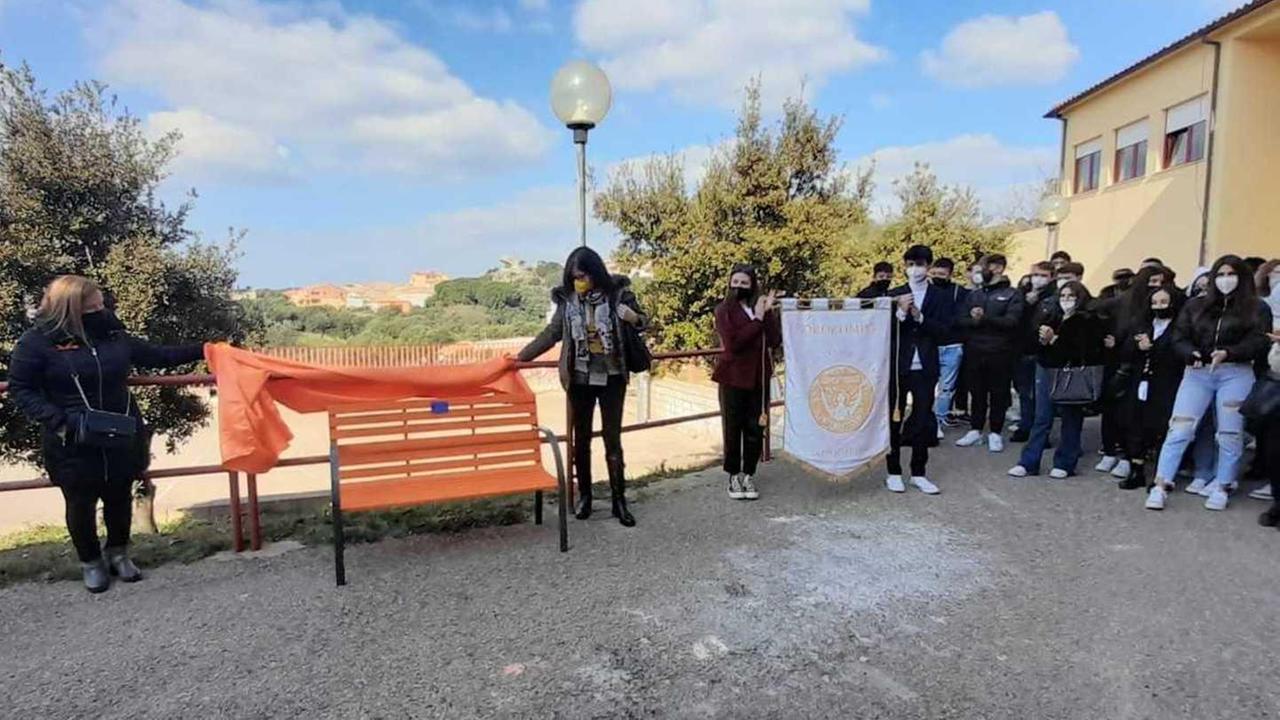 Anche il liceo di Arzachena ha la sua panchina arancione