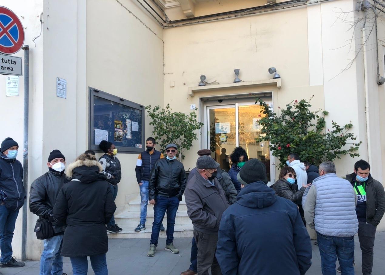 I pescatori consegnano le licenze 