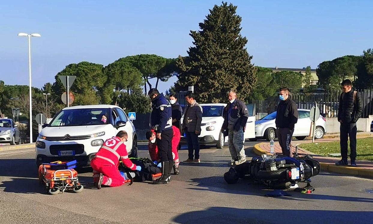 Auto contro moto alla rotatoria