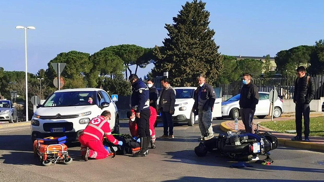 Auto contro moto alla rotatoria