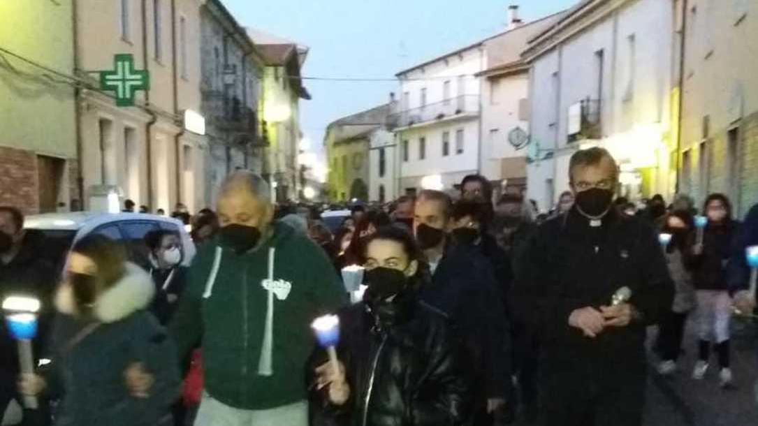 La notizia durante la fiaccolata: «Li hanno presi»