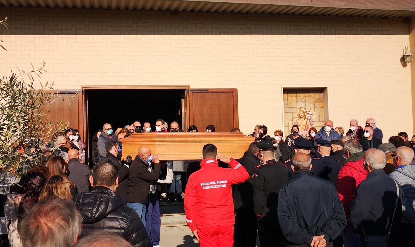 Addio al poliziotto buono tra lacrime e sgomento 