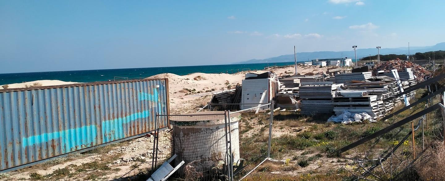 Degrado a Platamona, primavera tra macerie e incuria 