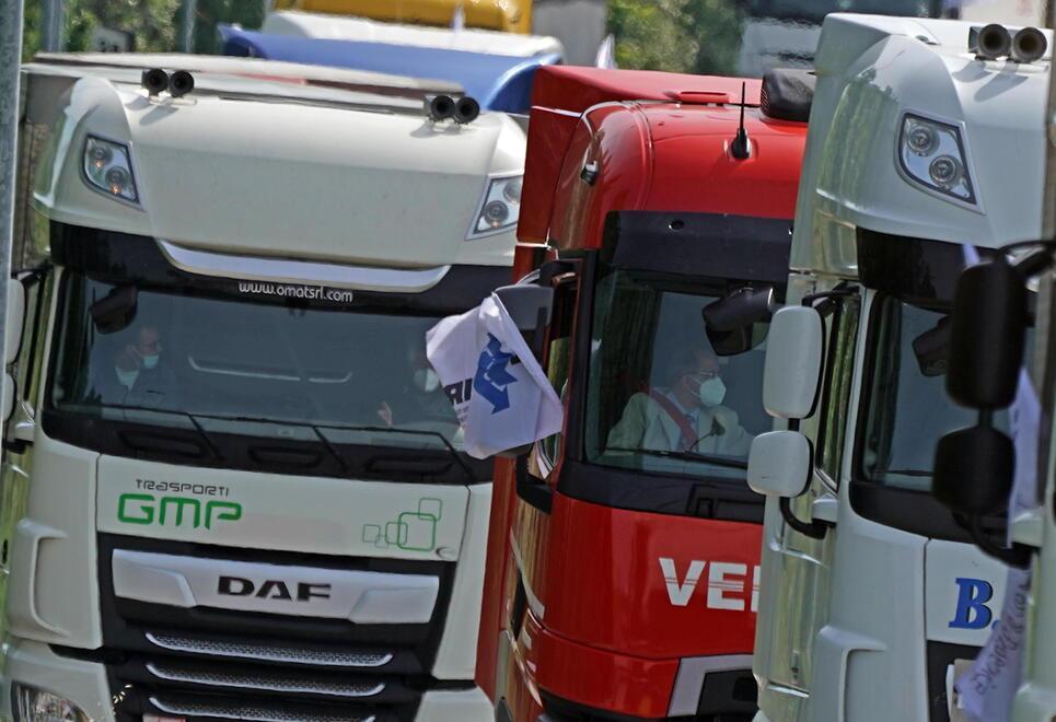 Caro gasolio, protestano gli autotrasportatori: «Così si ferma il Paese, non abbiamo scelta» 
