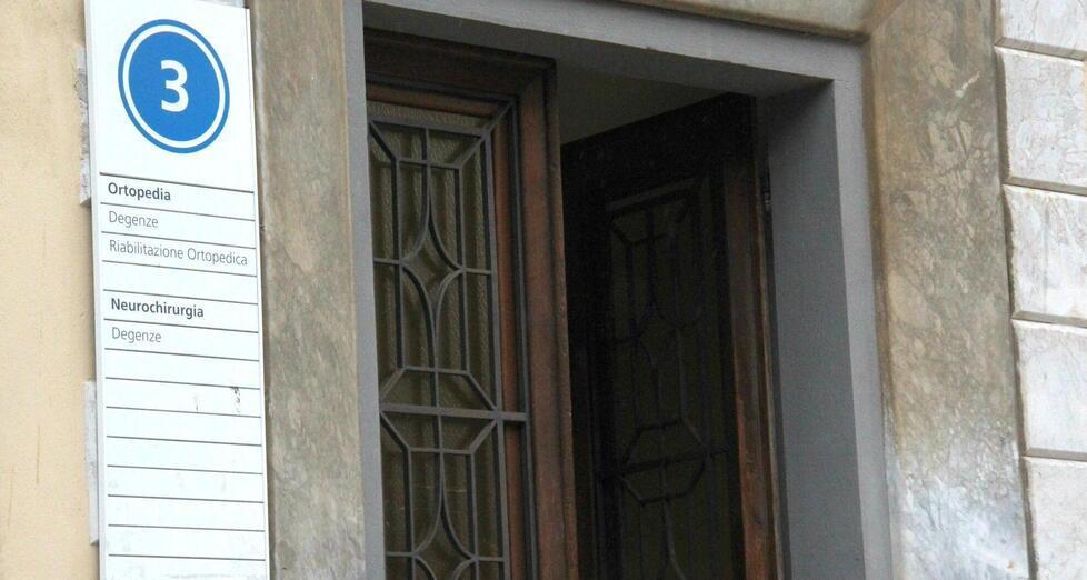 L’ingresso del padiglione di ortopedia dell’ospedale di Livorno