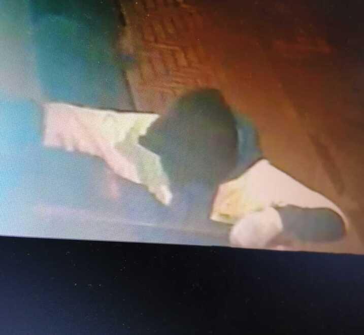 Il bandito solitario ripreso dalle telecamere di videosorveglianza