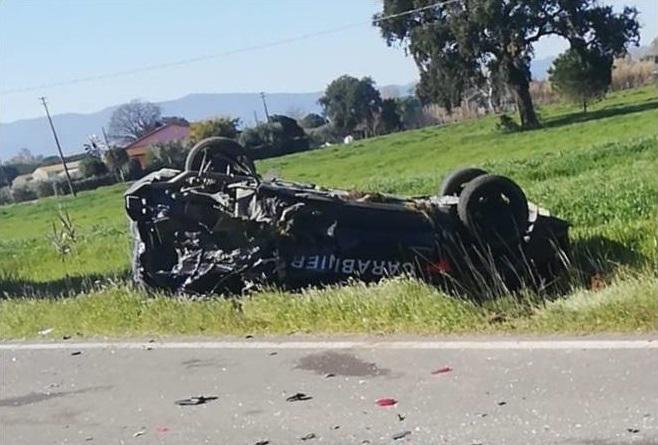Orbetello, auto dei carabinieri travolta da un Suv